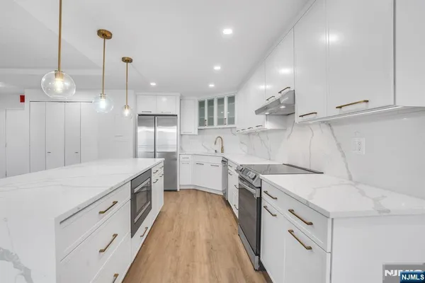 $4,300 | 1055 River Road, Unit 809, Edgewater, NJ 07020