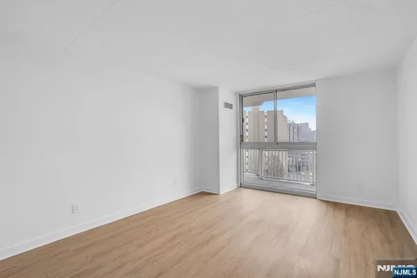 $4,300 | 1055 River Road, Unit 809, Edgewater, NJ 07020