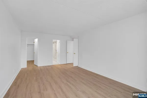 $4,300 | 1055 River Road, Unit 809, Edgewater, NJ 07020