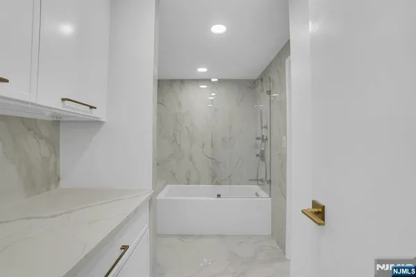 $4,300 | 1055 River Road, Unit 809, Edgewater, NJ 07020