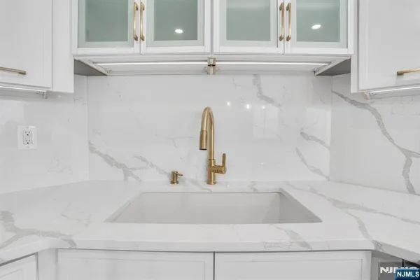 $4,300 | 1055 River Road, Unit 809, Edgewater, NJ 07020