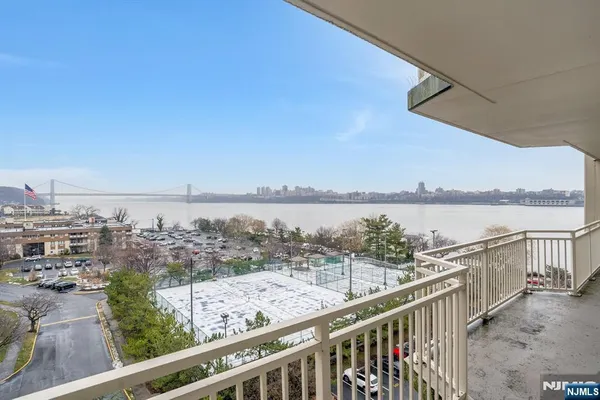 $4,300 | 1055 River Road, Unit 809, Edgewater, NJ 07020