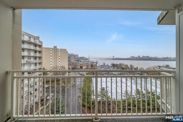 $4,300 | 1055 River Road, Unit 809, Edgewater, NJ 07020