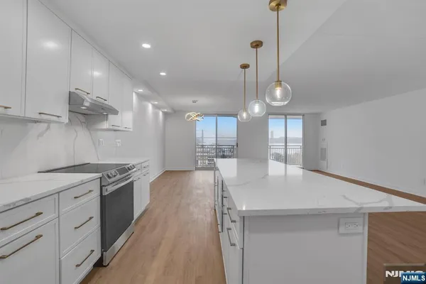 $4,300 | 1055 River Road, Unit 809, Edgewater, NJ 07020