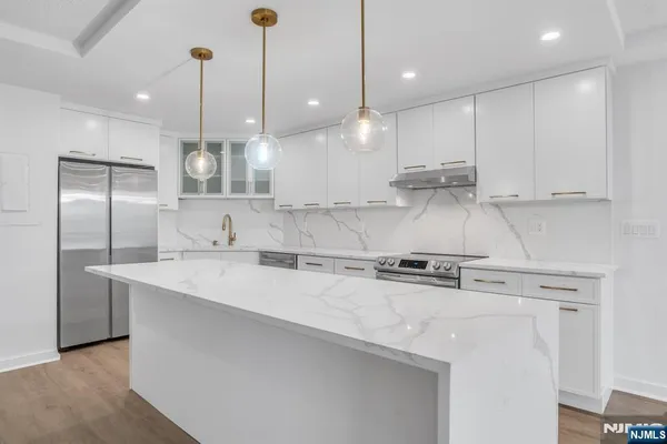 $4,300 | 1055 River Road, Unit 809, Edgewater, NJ 07020