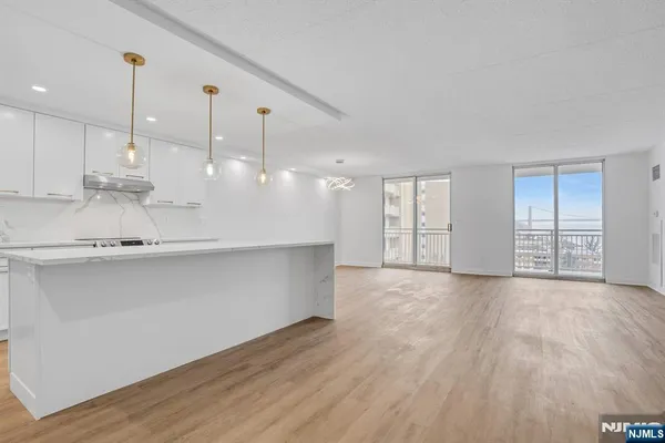 $4,300 | 1055 River Road, Unit 809, Edgewater, NJ 07020