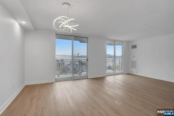 $4,300 | 1055 River Road, Unit 809, Edgewater, NJ 07020