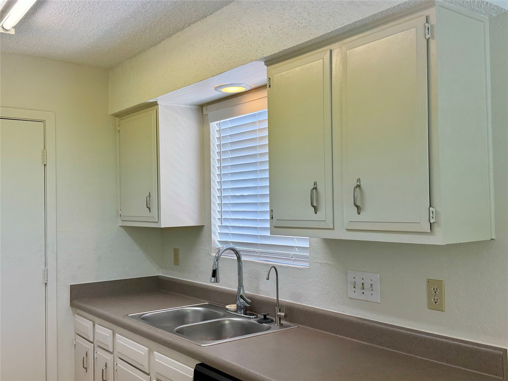 667 Mairo Street Austin, TX 78748 - Photo 21 of 25 Windo over kitchen sink