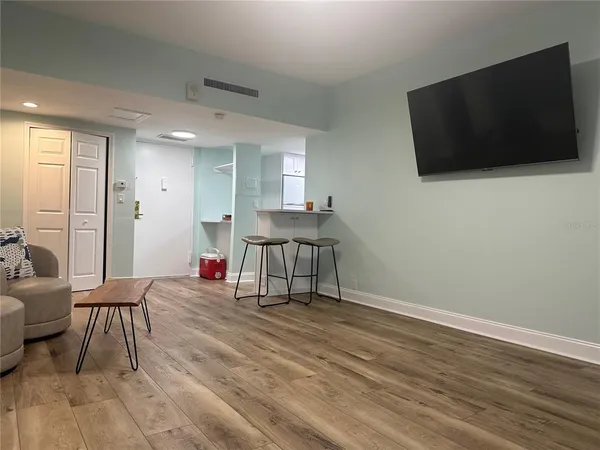 $2,200 | 880 Mandalay Avenue, Unit S404, Clearwater, FL 33767