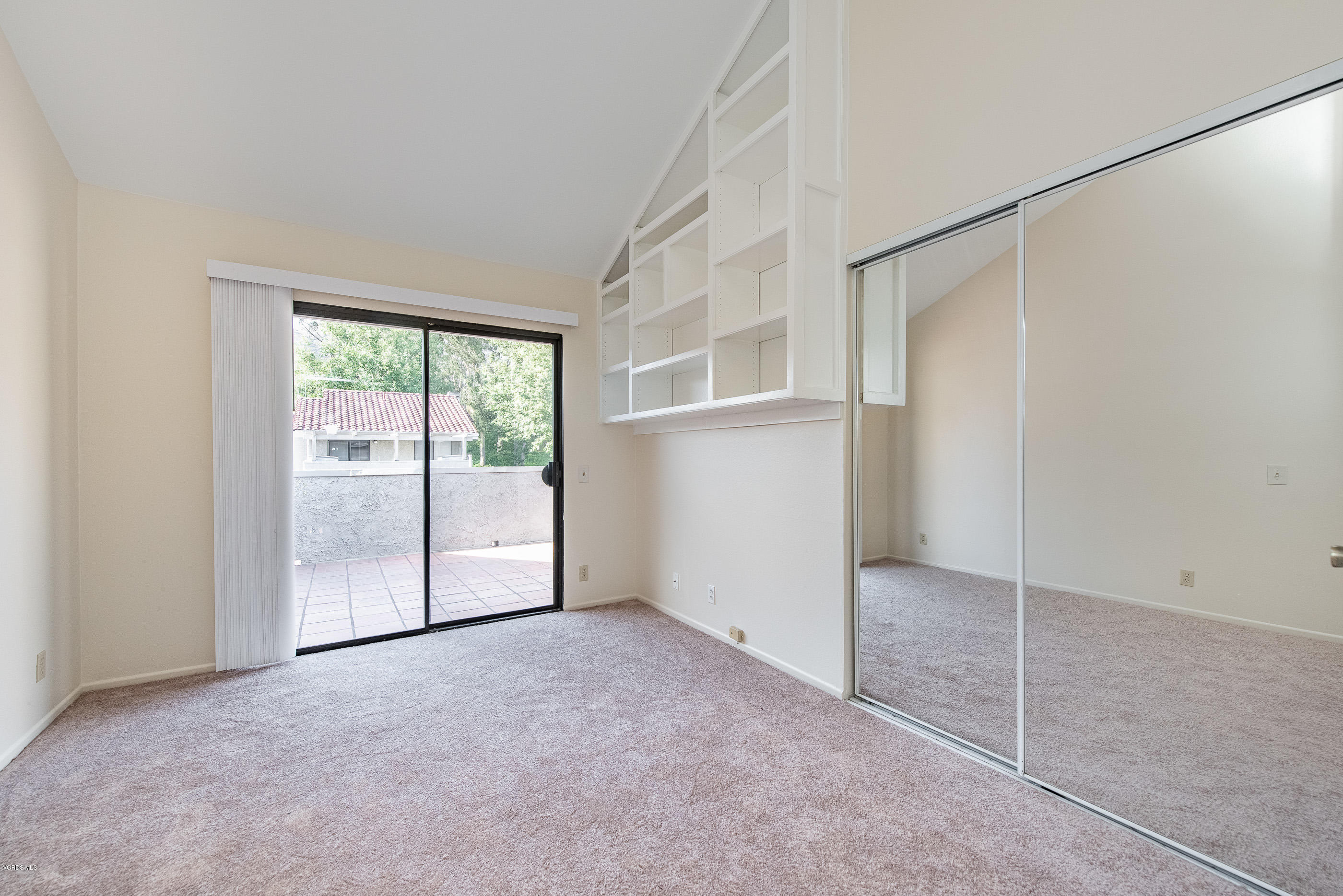 1061 Thistlegate Road Oak Park, CA 91377 - Photo 14 of 33 1061 Thistlegate Rd Oak Park-14
