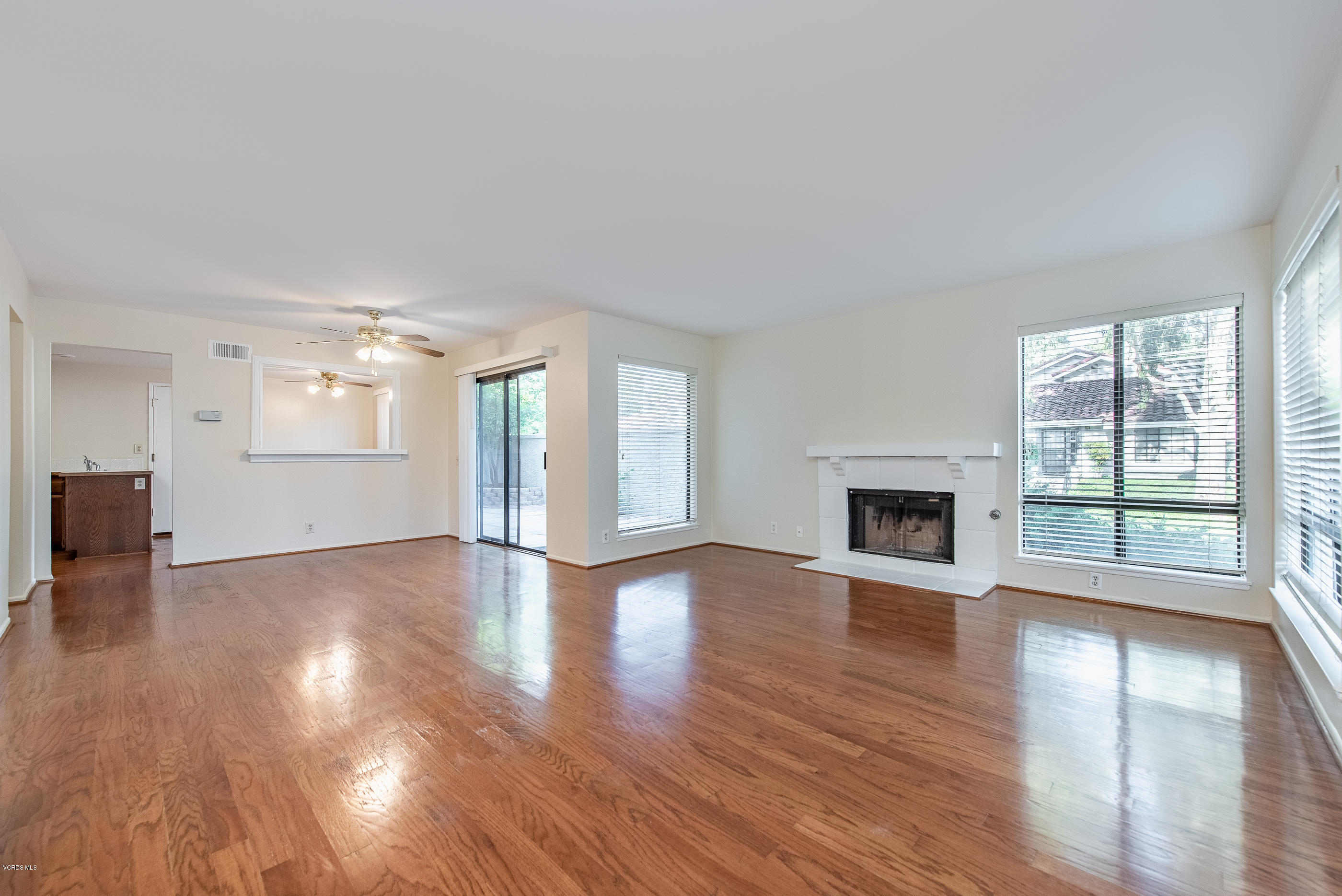 1061 Thistlegate Road Oak Park, CA 91377 - Photo 4 of 33 1061 Thistlegate Rd Oak Park-4