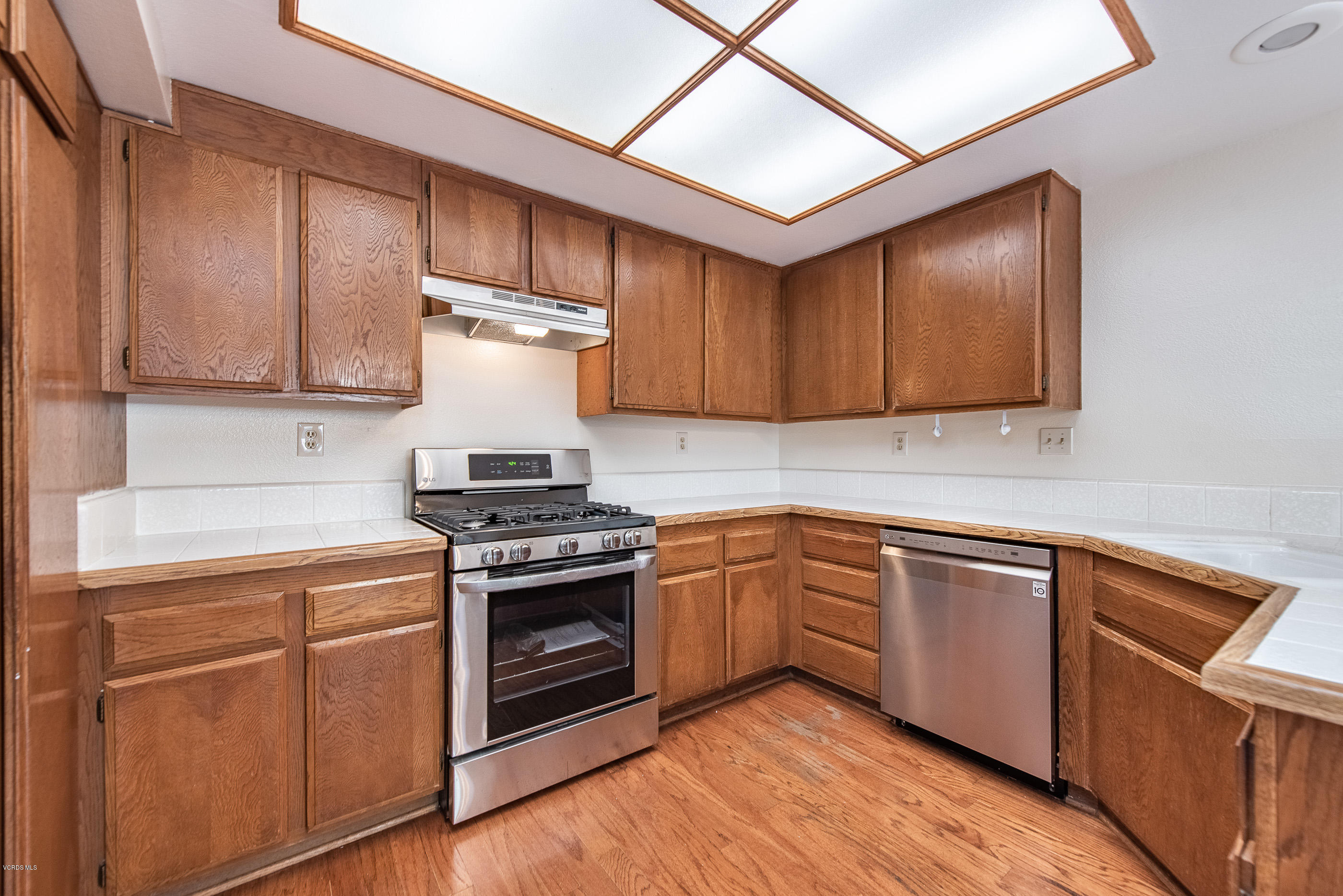 1061 Thistlegate Road Oak Park, CA 91377 - Photo 8 of 33 1061 Thistlegate Rd Oak Park-8