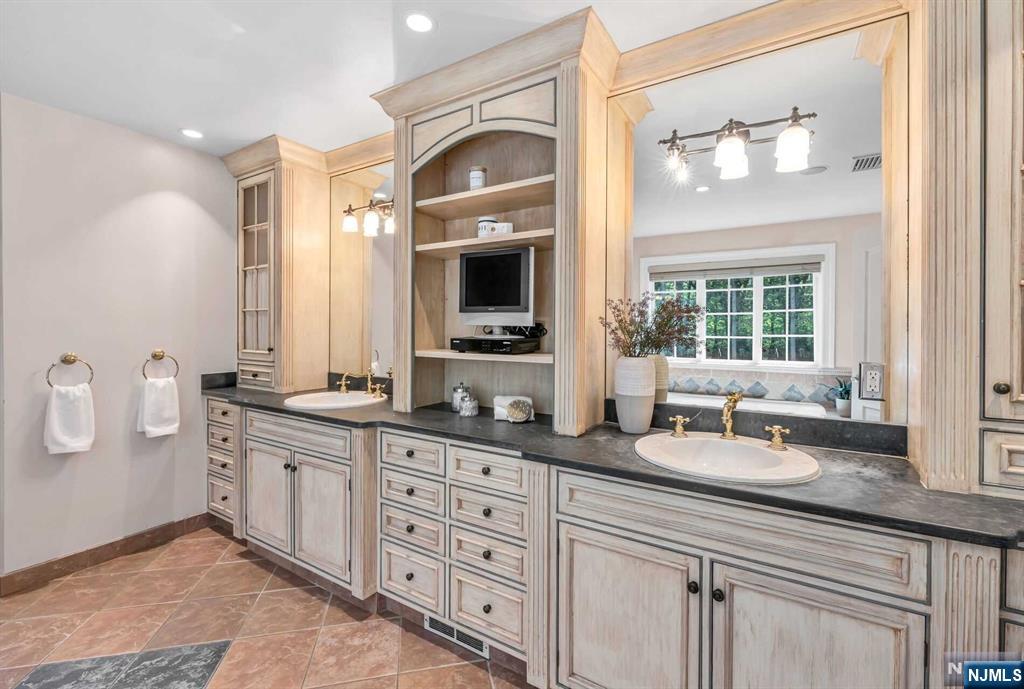 11 Cobblestone Drive Upper Saddle River, NJ 07458 - Photo 28 of 45