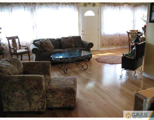 31 Pelham Road Kendall Park, NJ 08824 - Photo 5 of 10 Gallery Image 5