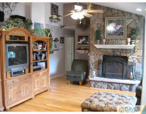 31 Pelham Road Kendall Park, NJ 08824 - Photo 6 of 10 Gallery Image 6