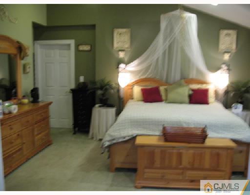 31 Pelham Road Kendall Park, NJ 08824 - Photo 7 of 10 Gallery Image 7