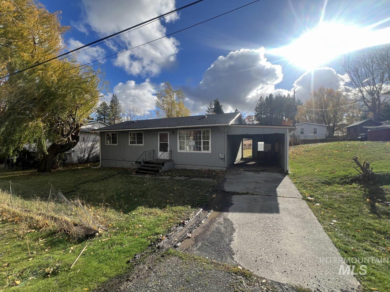 905 West Adams Street Garfield, WA 99130 - Photo 1 of 19 Single story home featuring a front yard, a carport, and concrete driveway