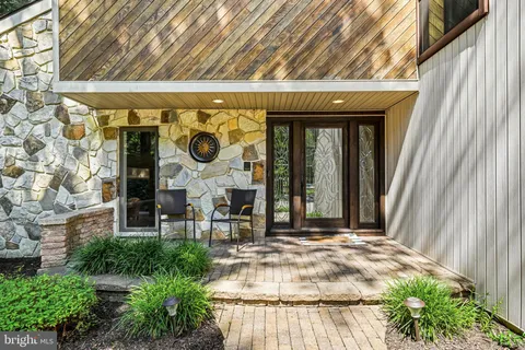 a view of an entryway with workspace