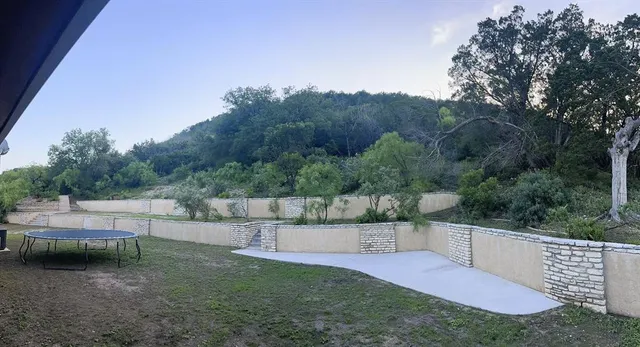 a view of a backyard