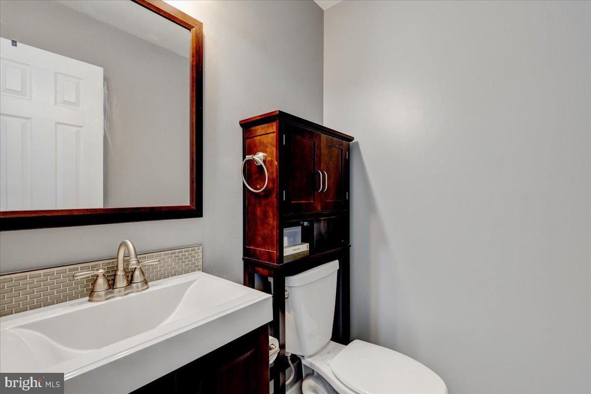 1604 Knoxville Road Edgewater, MD 21037 - Photo 18 of 33 Half bath off primary bedroom