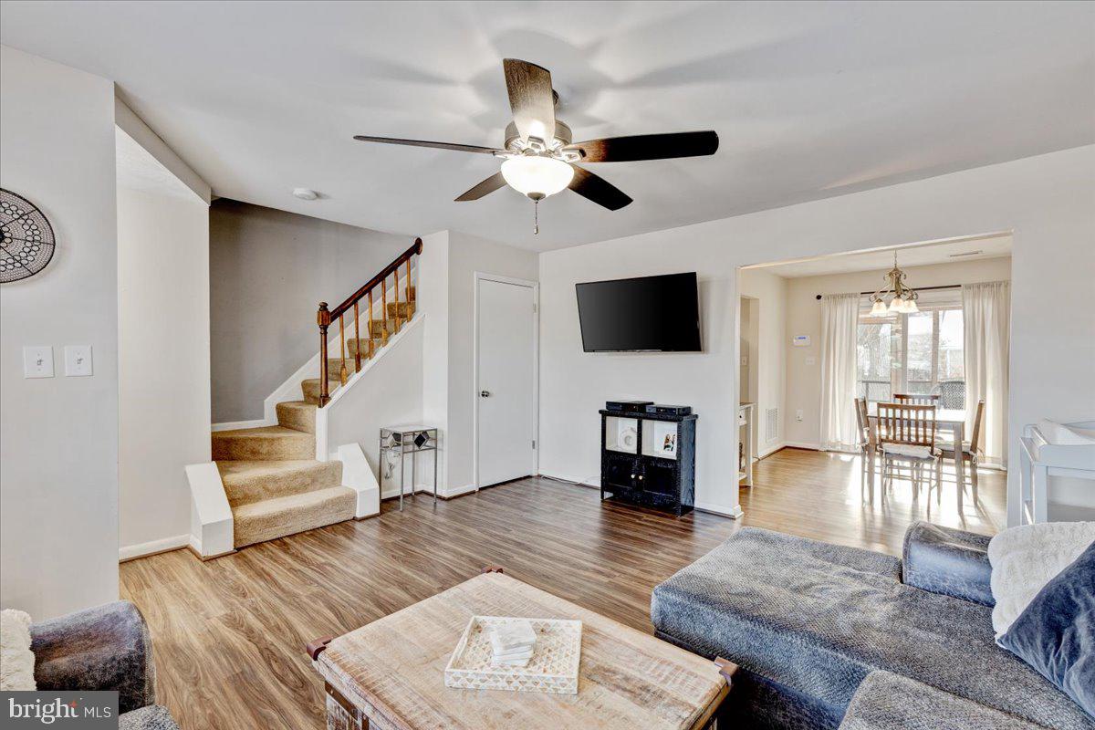1604 Knoxville Road Edgewater, MD 21037 - Photo 2 of 33 Tons of natural light