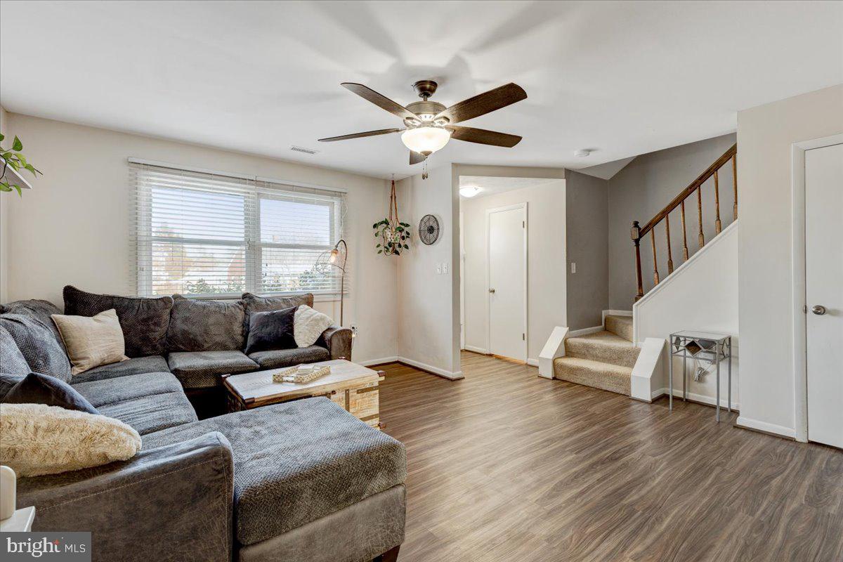 1604 Knoxville Road Edgewater, MD 21037 - Photo 3 of 33 Pretty Vinyl Plank flooring