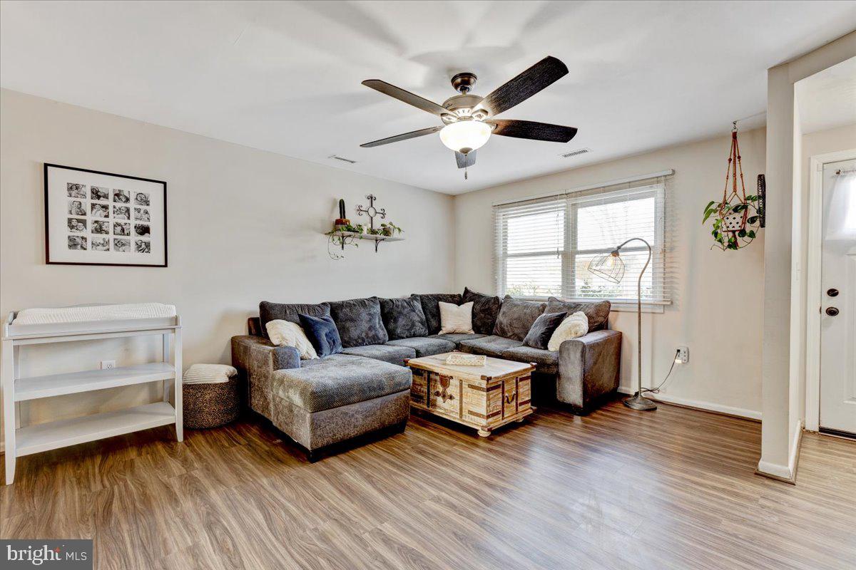 1604 Knoxville Road Edgewater, MD 21037 - Photo 4 of 33 Large Living Area
