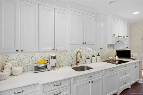 $1,699,999 | 77 Lake Drive, Manhasset Hills, NY 11040