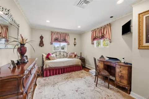 $1,699,999 | 77 Lake Drive, Manhasset Hills, NY 11040