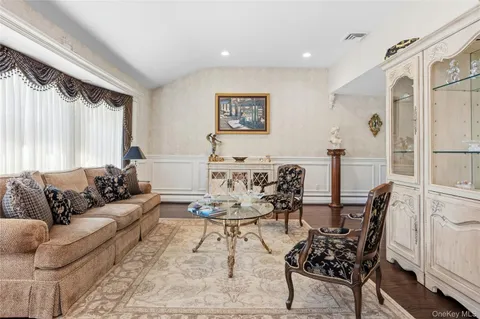 $1,699,999 | 77 Lake Drive, Manhasset Hills, NY 11040