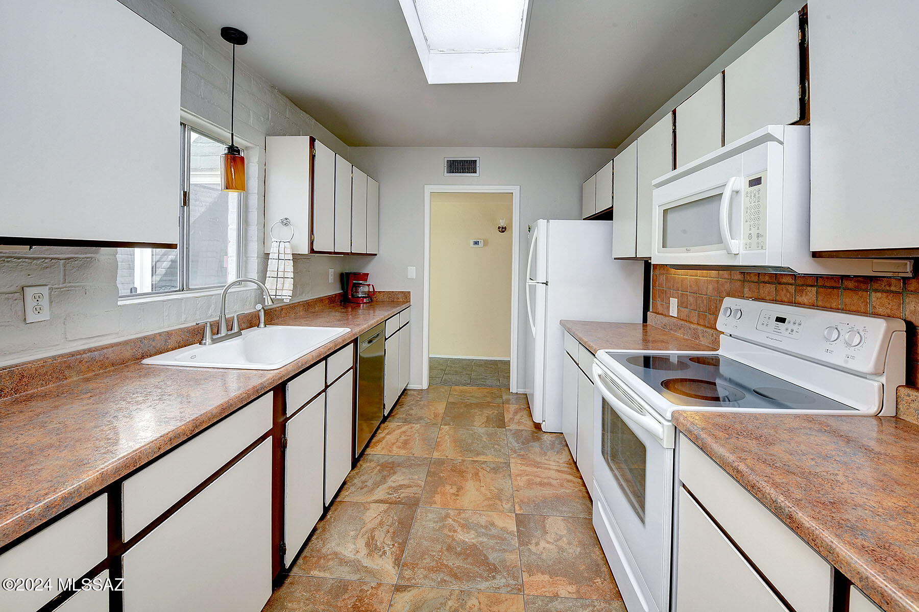729 West Las Lomitas Road Tucson, AZ 85704 - Photo 22 of 40 KITCHEN FACING HALL TO BEDROOMS