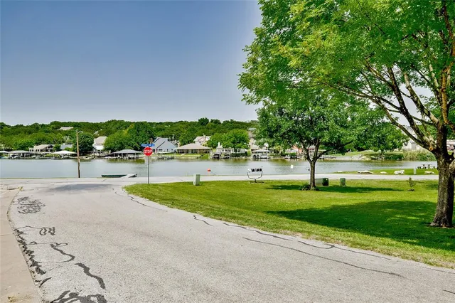 a view of backyard of the house
