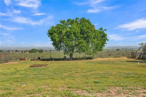 a view of entryway with workspace