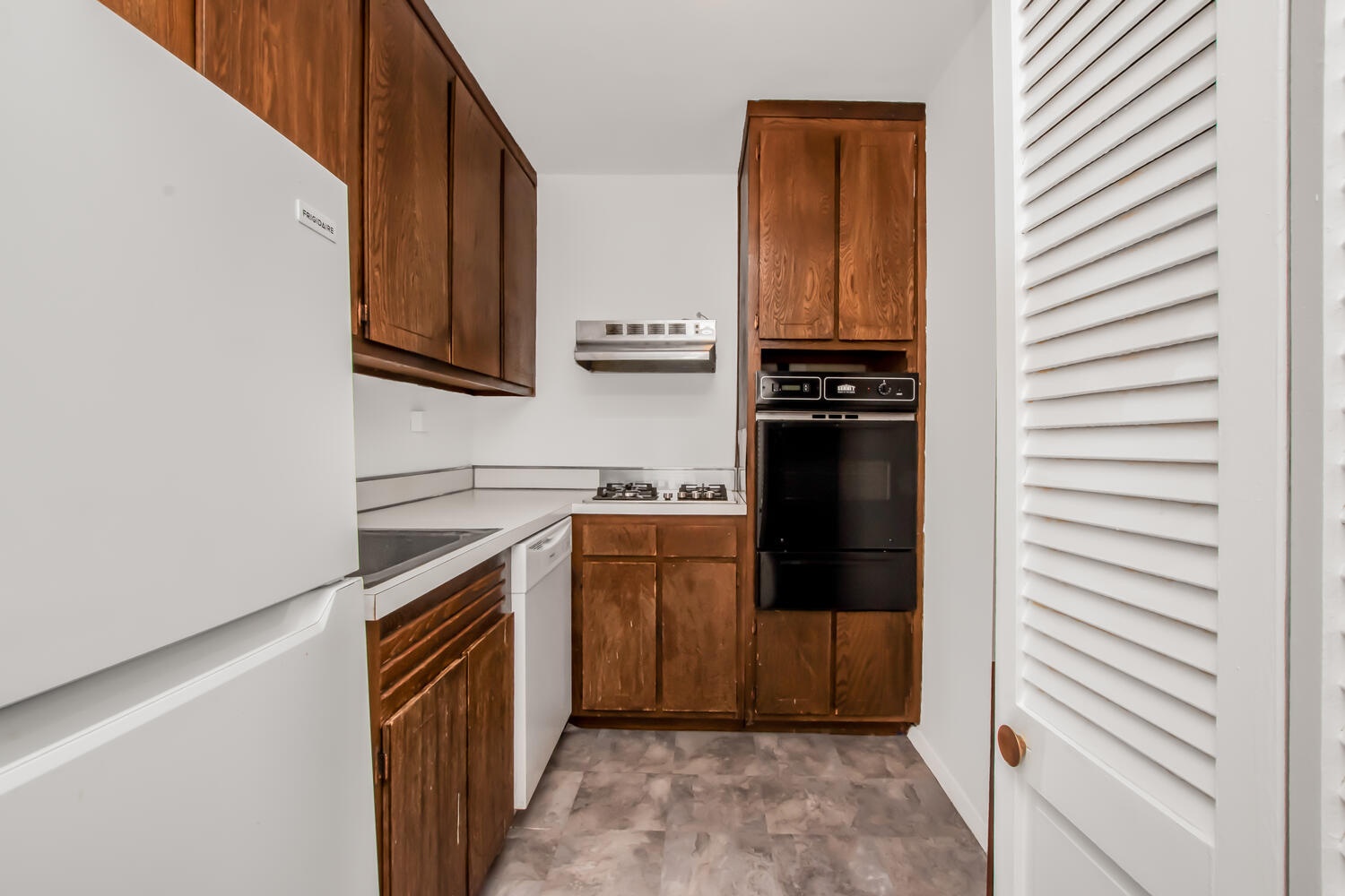 555 Kappock Street, Unit 7M Bronx, NY 10463 - Photo 7 of 17 a kitchen with a refrigerator and a stove
