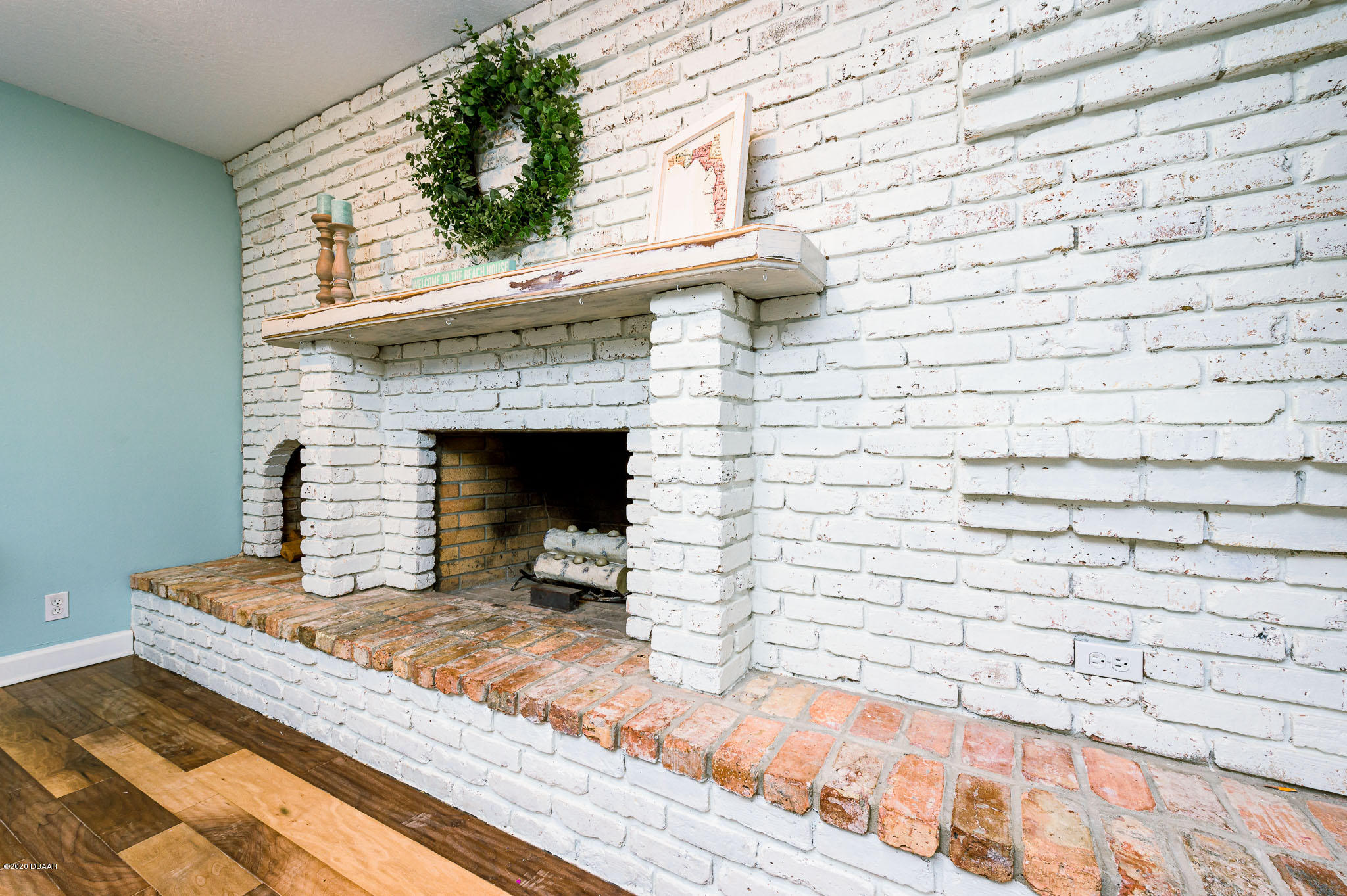 35 Neptune Avenue Ormond Beach, FL 32176 - Photo 23 of 58 a living room with a rug