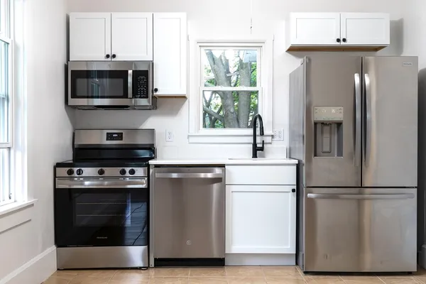 $2,500 | 5 Stoneland Road, Unit 2, Worcester, MA 01603