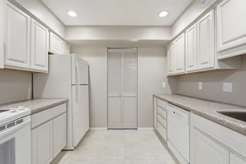 $120,000 | 2670 Oxford Street North, Unit 202, Roseville, MN 55113