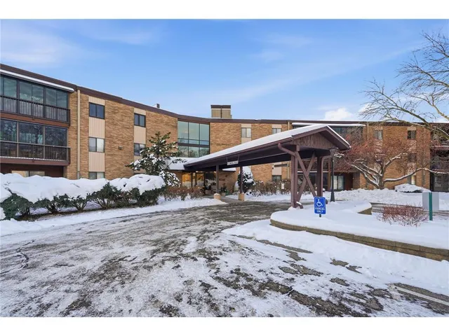 $120,000 | 2670 Oxford Street North, Unit 202, Roseville, MN 55113