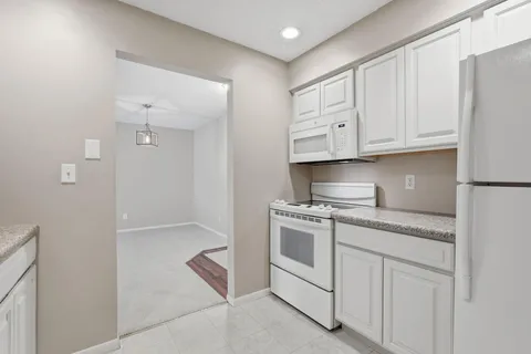 $120,000 | 2670 Oxford Street North, Unit 202, Roseville, MN 55113