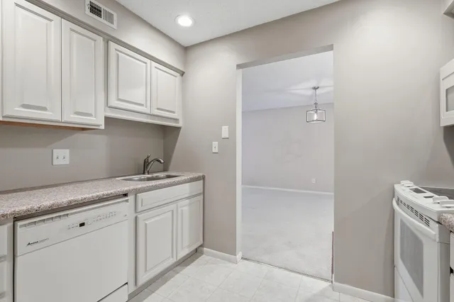 $120,000 | 2670 Oxford Street North, Unit 202, Roseville, MN 55113