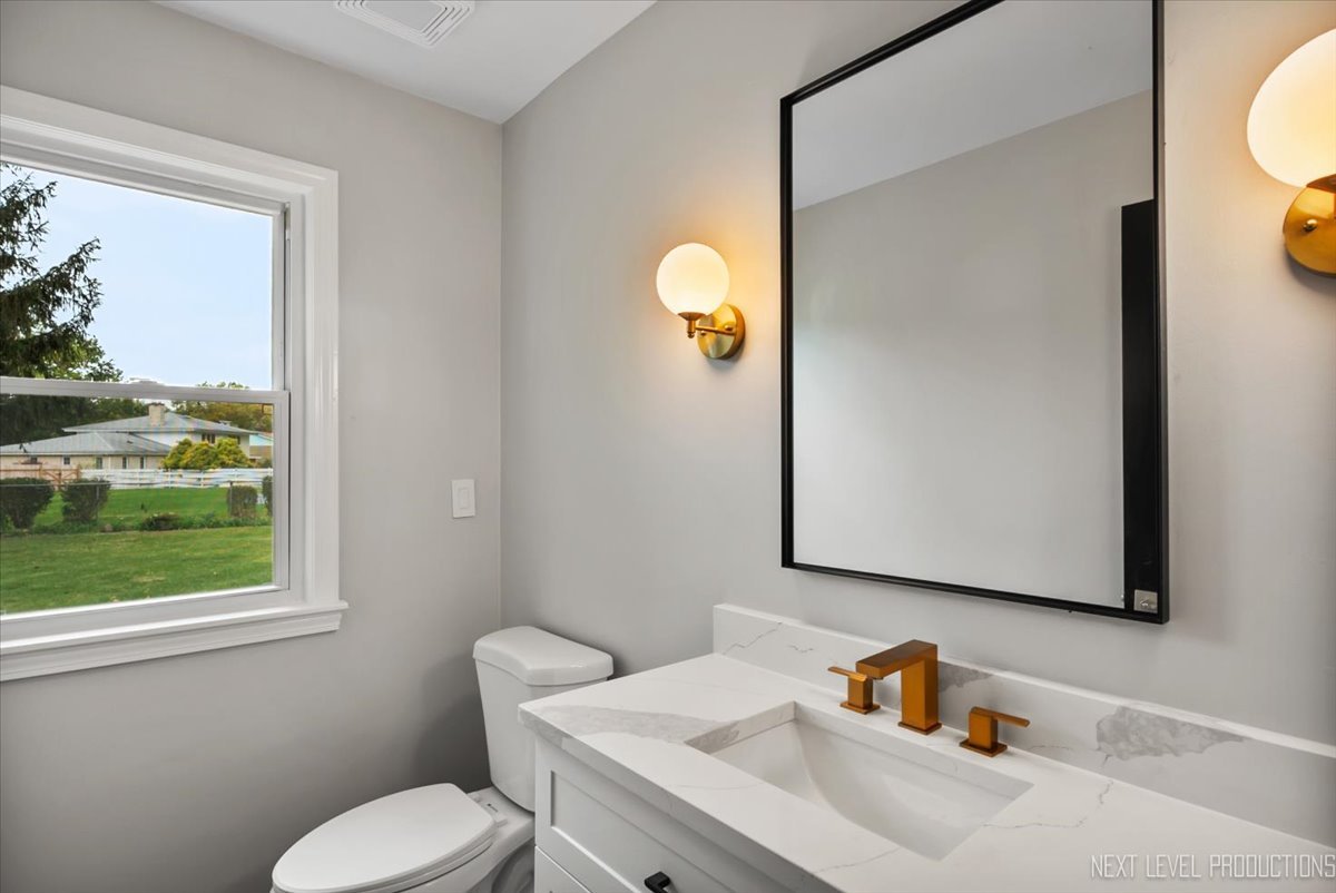 27 South Canterbury Road Aurora, IL 60506 - Photo 21 of 39 a bathroom with a toilet sink and mirror