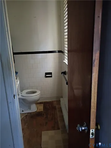 a bathroom with a toilet