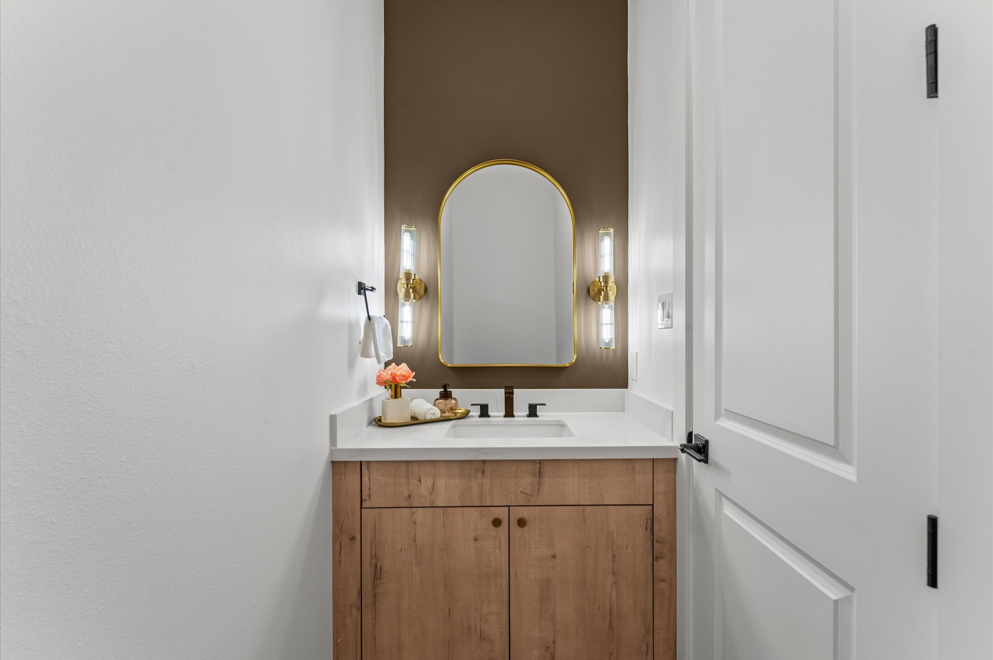 1122 West 17th Street, Unit E Houston, TX 77008 - Photo 22 of 37 a bathroom with a sink and a mirror