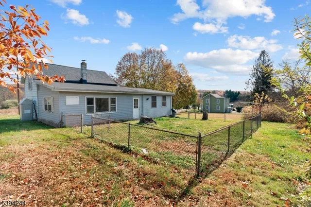 a view of a house with yard and tree