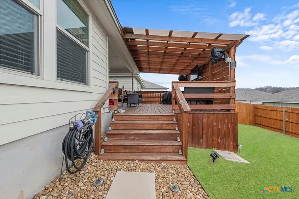 a view of entryway with a yard