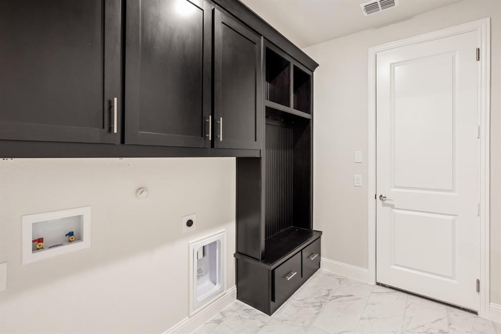 1113 Cardinal Drive Midlothian, TX 76065 - Photo 21 of 34 a bathroom with a bathtub and a sink