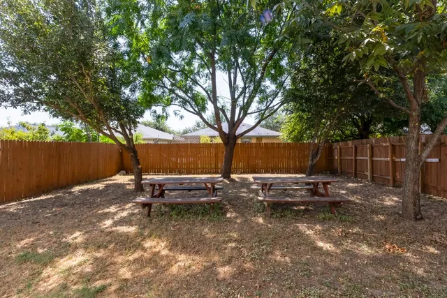a view of a house with backyard