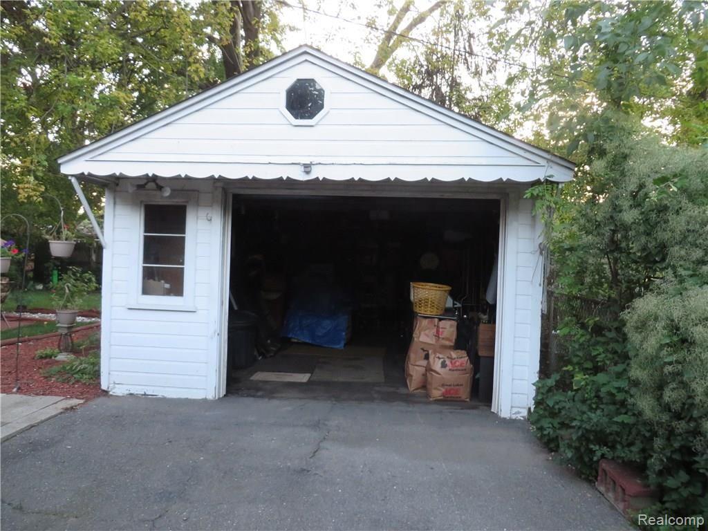 9311 Merriman Road Livonia, MI 48150 - Photo 14 of 15 Garage.jpg