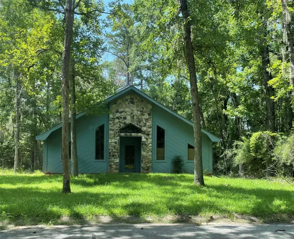 a view of a house with backyard and garden