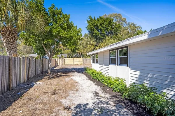 $4,000 | 2213 Wason Road, Unit 1, Sarasota, FL 34231